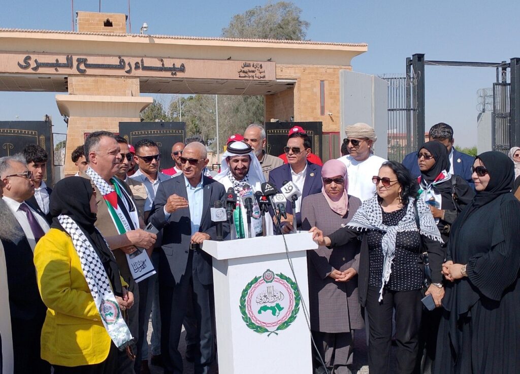 اللواء خالد مجاور محافظ شمال سيناء  خلال زيارة البرلمان العربي لمعبر رفح