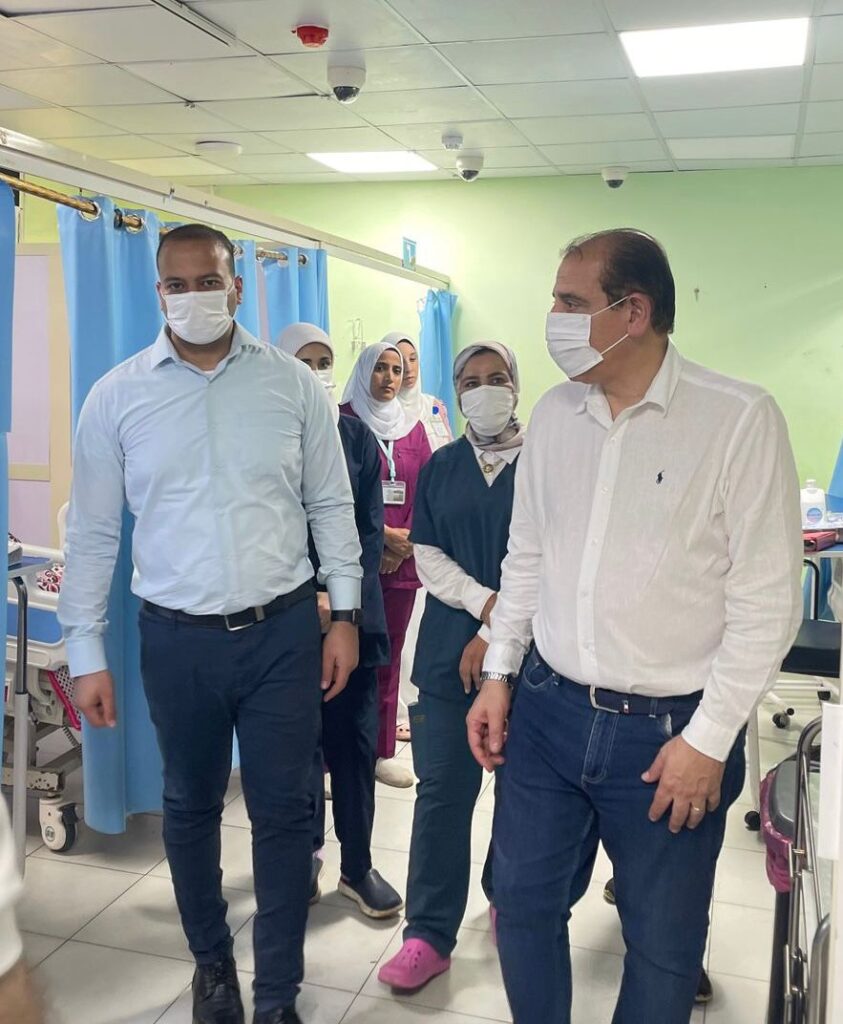 نائب وزير الصحة ووكيل وزارة الصحة بمطروح خلال تفقدهم مستشفى الضبعة