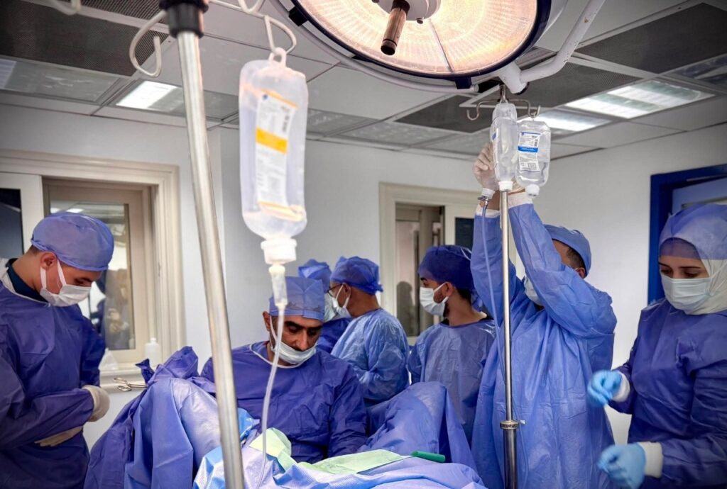 الفريق الطبي خلال إجراء العملية الجراحية بمستشفى العريش