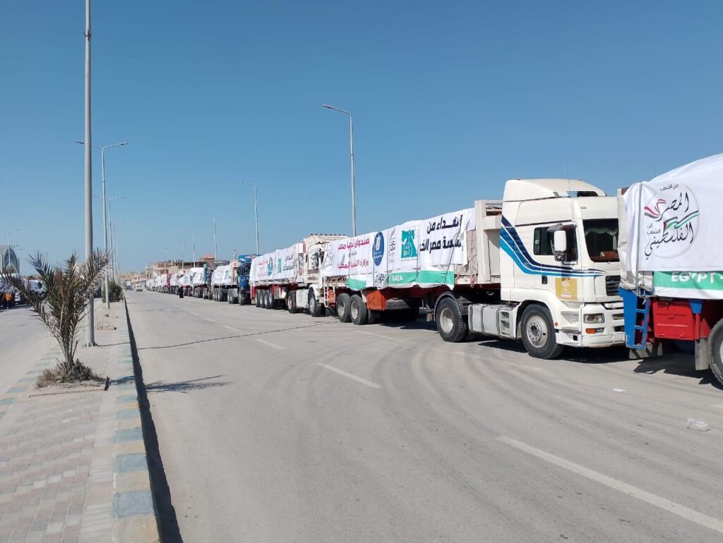 جانب من المساعدات الإنسانية المتجهة إلى قطاع غزة