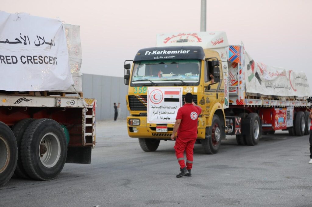 جانب من دخول المساعدات عبر معبر رفح البري