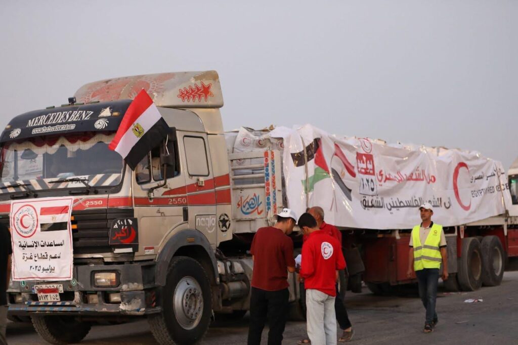 جانب من دخول المساعدات الإنسانية اليوم عند معبر رفح البري