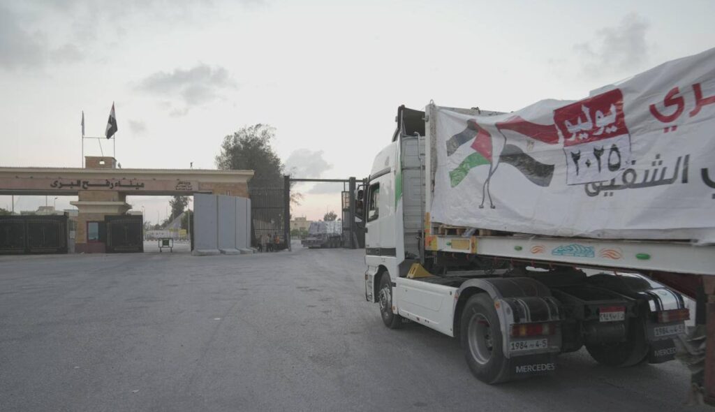 صورة حصرية خلال دخول شاحنات المساعدات من بوابة معبر رفح من الجانب المصري