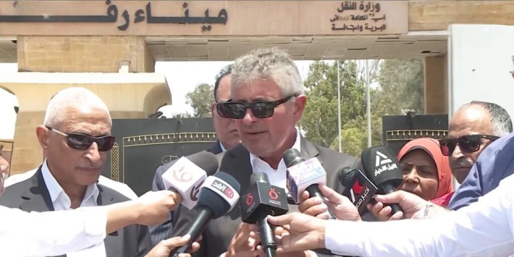 جانب من المؤتمر الصحفي للسفير الدنماركي ومحافظ شمال سيناء أمام معبر رفح