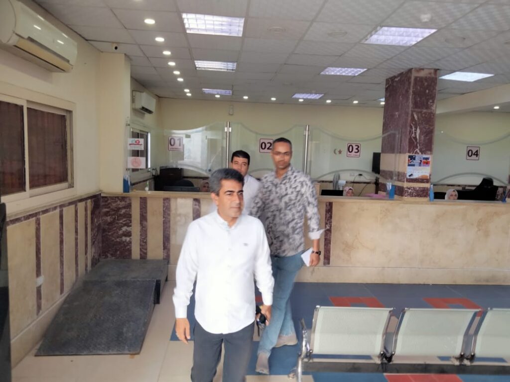 اللواء محمد صحصاح رئيس مدينة مرسى مطروح خلال متابعته المركز التكنولوجي لخدمة المواطنين