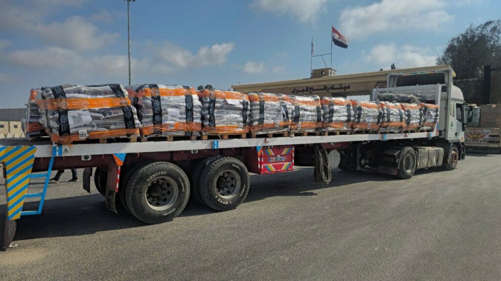 جانب من دخول المساعدات عبر معبر رفح البري