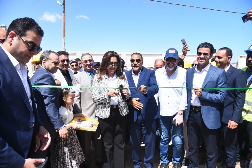 وزيرة التنمية المحلية ومحافظ مطروح خلال افتتاح مجزر مدينة الحمام