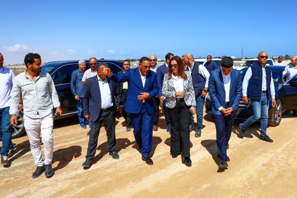 وزيرة التنمية المحلية ومحافظ مطروح خلال متابعة مشروعات تطوير طريق الحمام والبنية التحتية