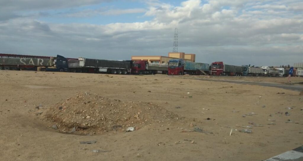 جانب من تكدس شاحنات المساعدات بالقرب من معبر رفح - الصورة: نافذة الشرق