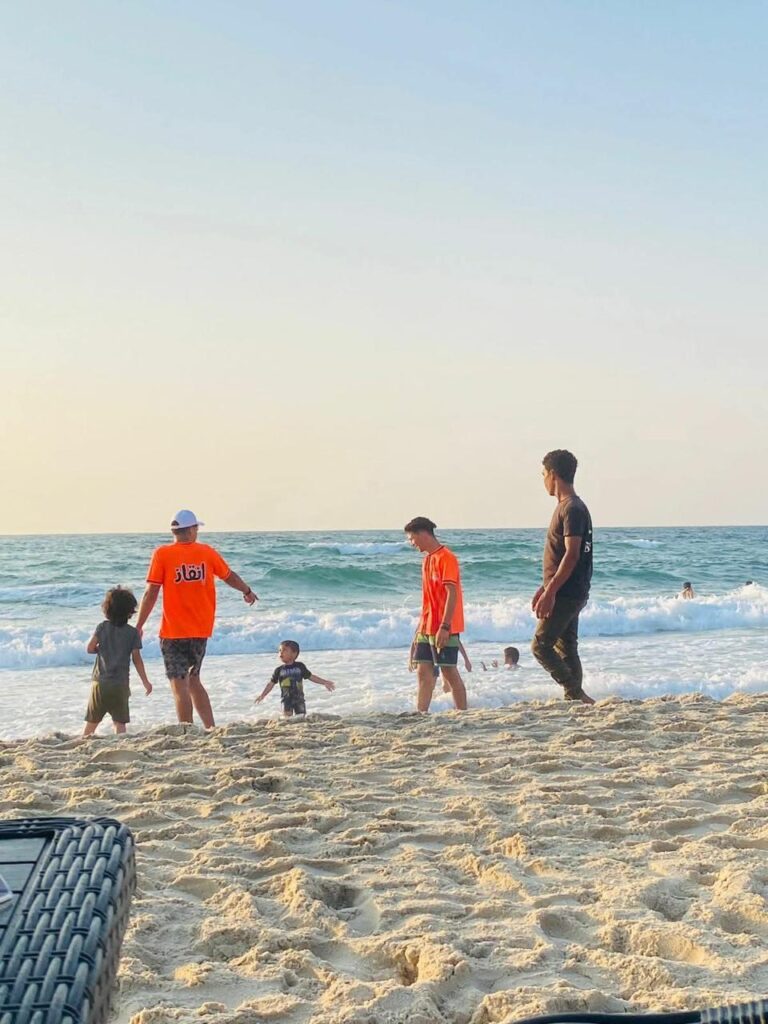 جانب من متابعة فرق الإنقاذ لشاطئ العريش