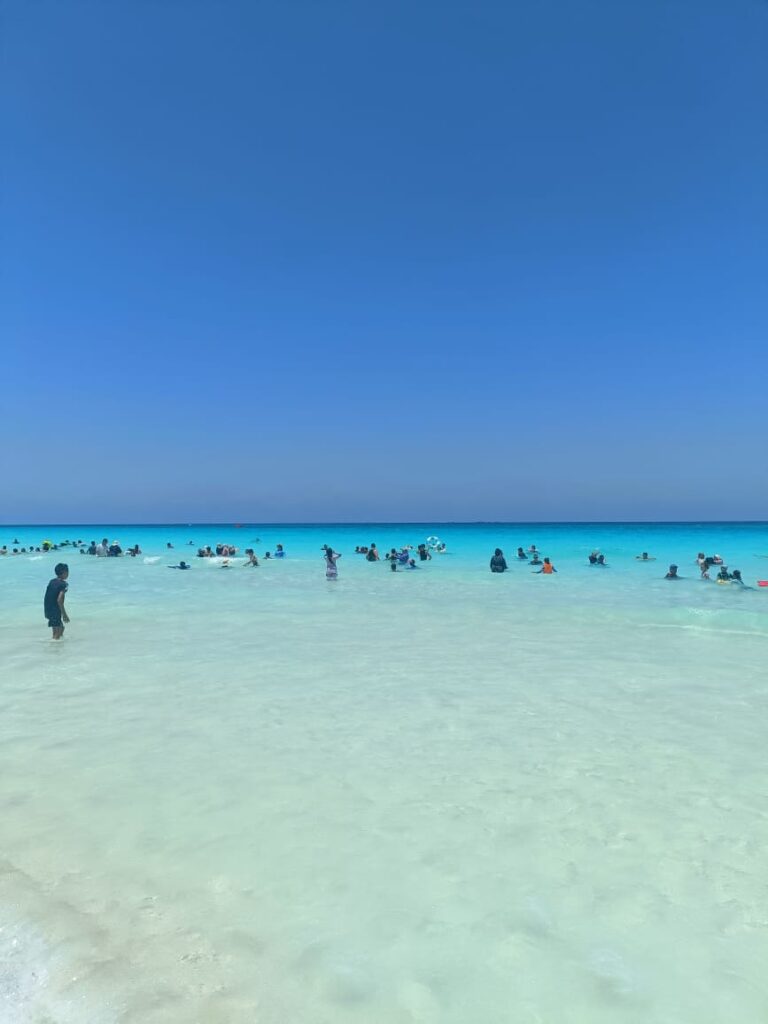 إقبال كبير علي شواطئ مرسى مطروح والساحل الشمالي من المصطافين