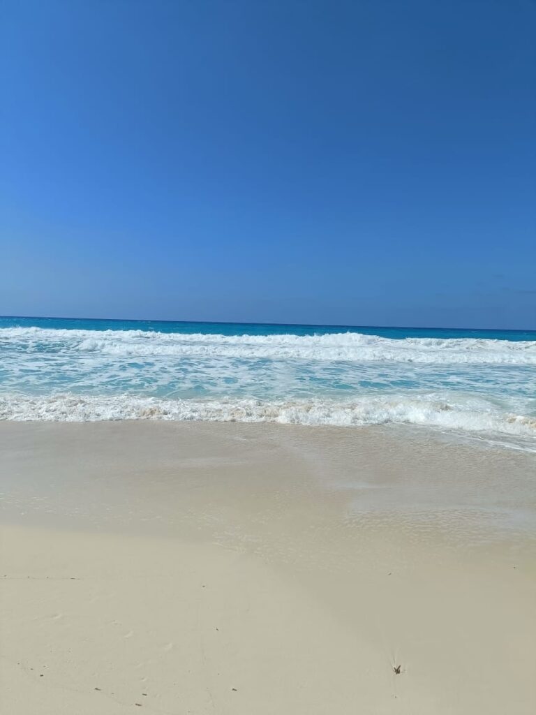 خلو شواطئ البحر المفتوح علي البحر المتوسط بمدينة مرسى مطروح من المصطافين