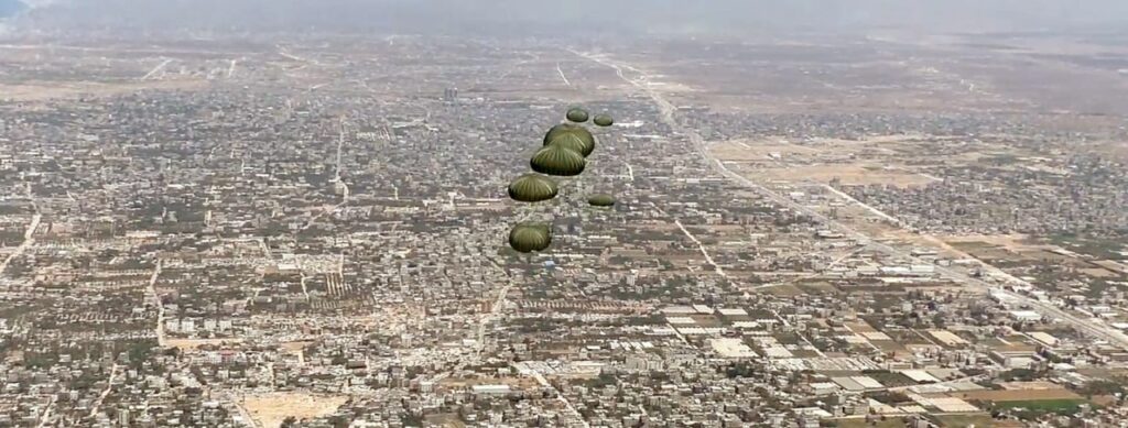 جانب من إسقاط مساعدات إنسانية مصرية على قطاع غزة