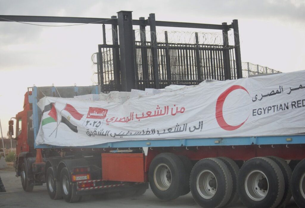 صورة حصرية خلال دخول شاحنات المساعدات من بوابة معبر رفح المصري
