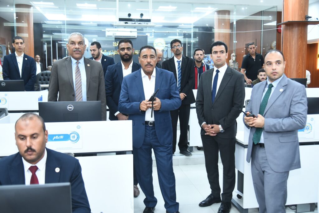 محافظ مطروح داخل غرفة عمليات انتخابات مجلس الشيوخ خلال متابعة غلق اللجان