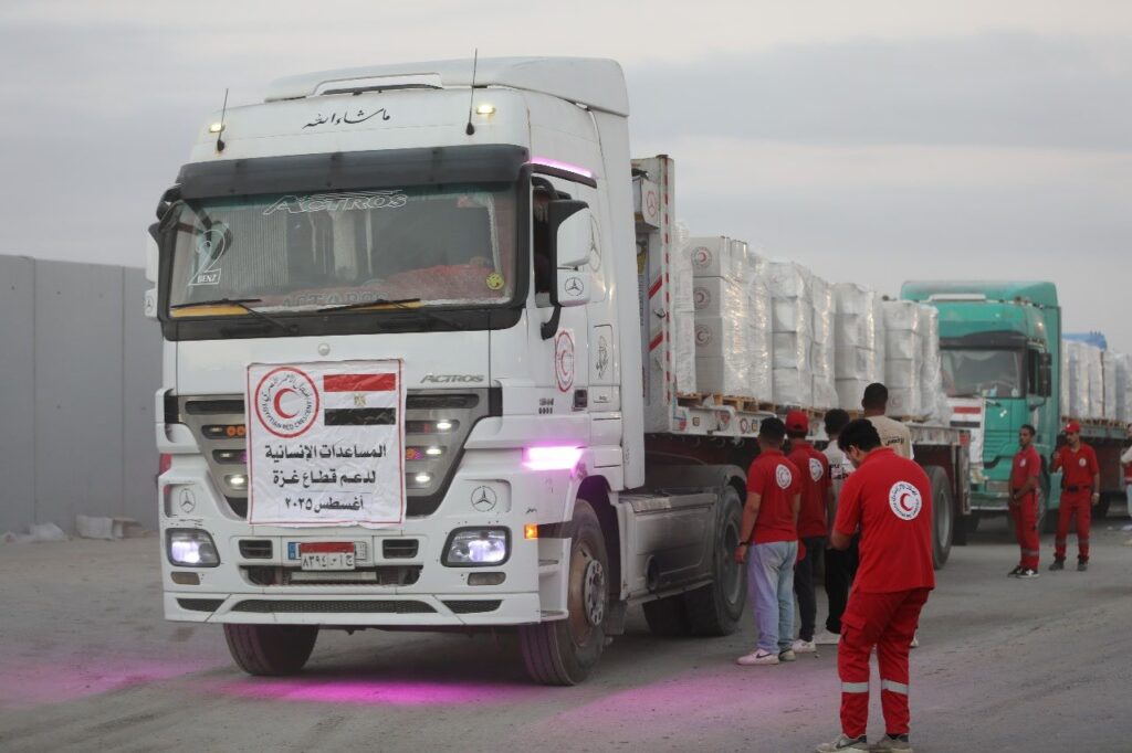 جانب من دخول المساعدات الإنسانية من معبر رفح البري