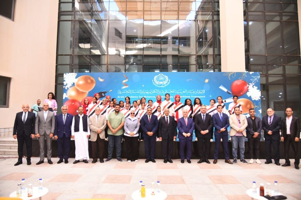 محافظ مطروح اللواء خالد شعيب خلال مشاركته في احتفالية ادتكريم أوائل الثانوية العامة علي مستوي الجمهورية