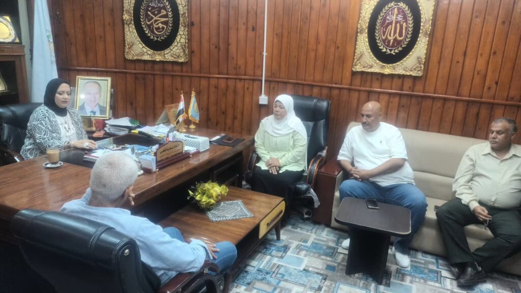 وكيل وزارة التربية والتعليم بمطروح خلال مناقشة استعدادات امتحانات الشهادة الإعدادية الدور الثانى مع مسؤولي اللجان