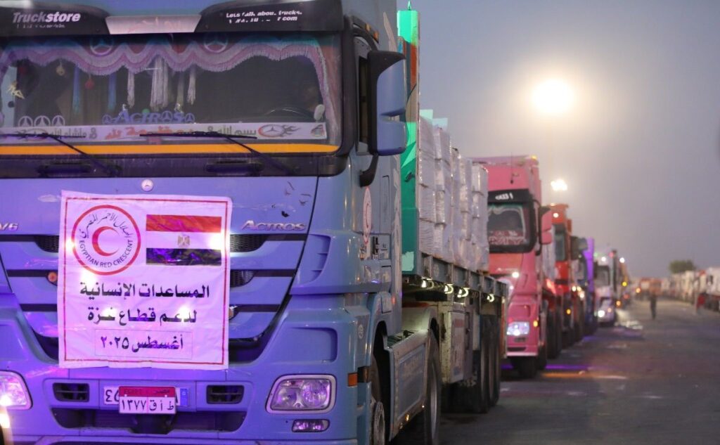 جانب من دخول فوج الشاحنات عبر بوابة معبر رفح البري