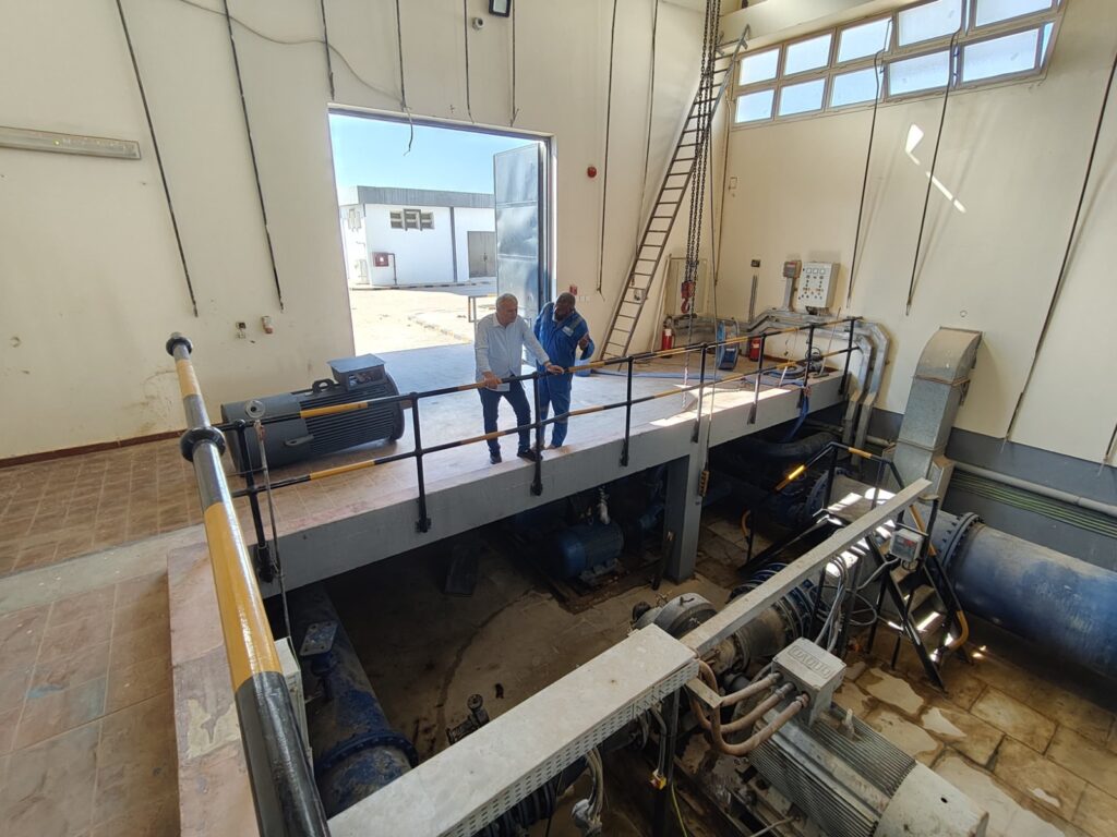 رئيس شركة مياه الشرب والصرف الصحى بمطروح خلال متابعة رافع مياه بالساحل الشمالي