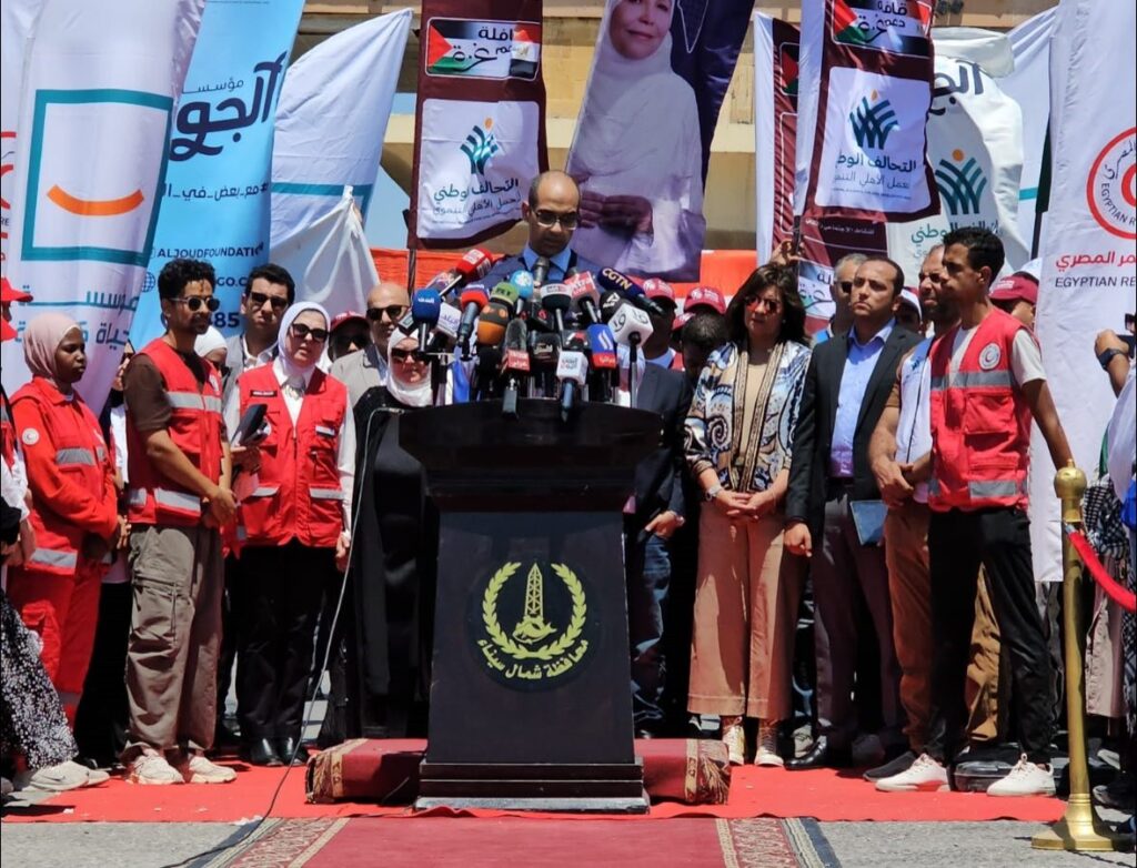 جانب من المؤتمر الصحفي للتحالف الوطني والهلال الأحمر أمام معبر رفح البري