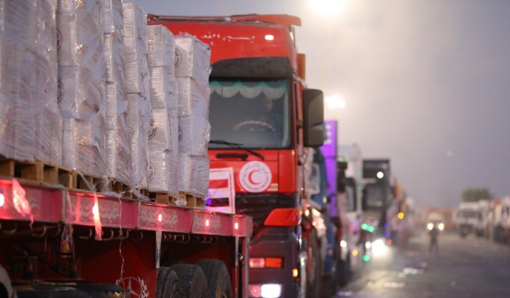 جانب من دخول شاحنات المساعدات بوابة معبر رفح البري