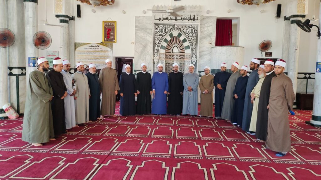 أئمة وعلماء خلال فعاليات احدى القوافل الدعوية في مسجد التنعيم بمطروح
