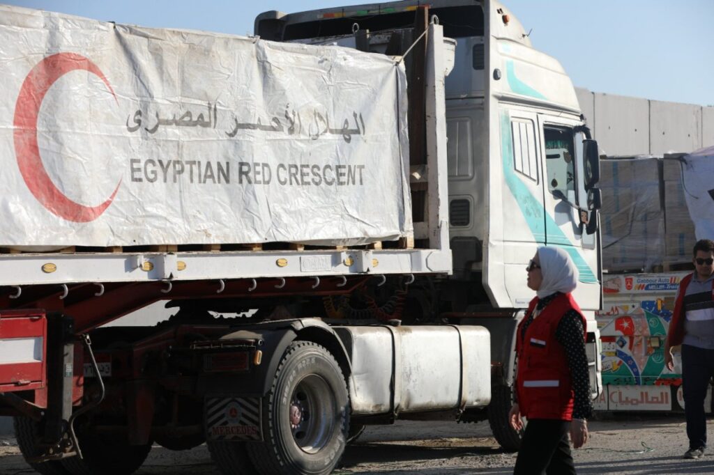 خلال اصطفاف الشاحنات أمام معبر رفح البري لدخولها تجاه معبر كرم أبوسالم