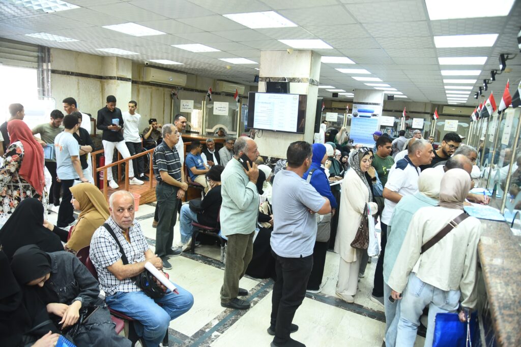 خلال تلقي طلبات المواطنين بالمركز التكنولوجي بمجلس مدينة مرسي مطروح لحل مشاكلهم