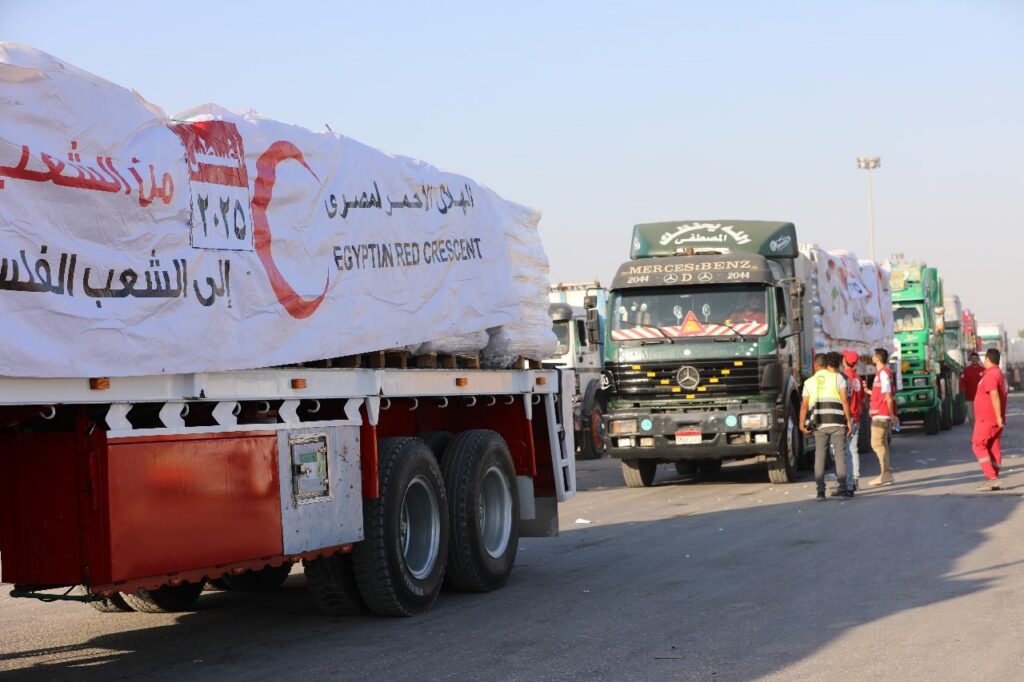 جانب من دخول شاحنات المساعدات عبر بوابة معبر رفح البري