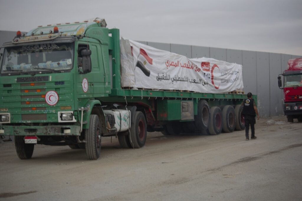جانب من دخول المساعدات الإنسانية من بوابة معبر رفح البري