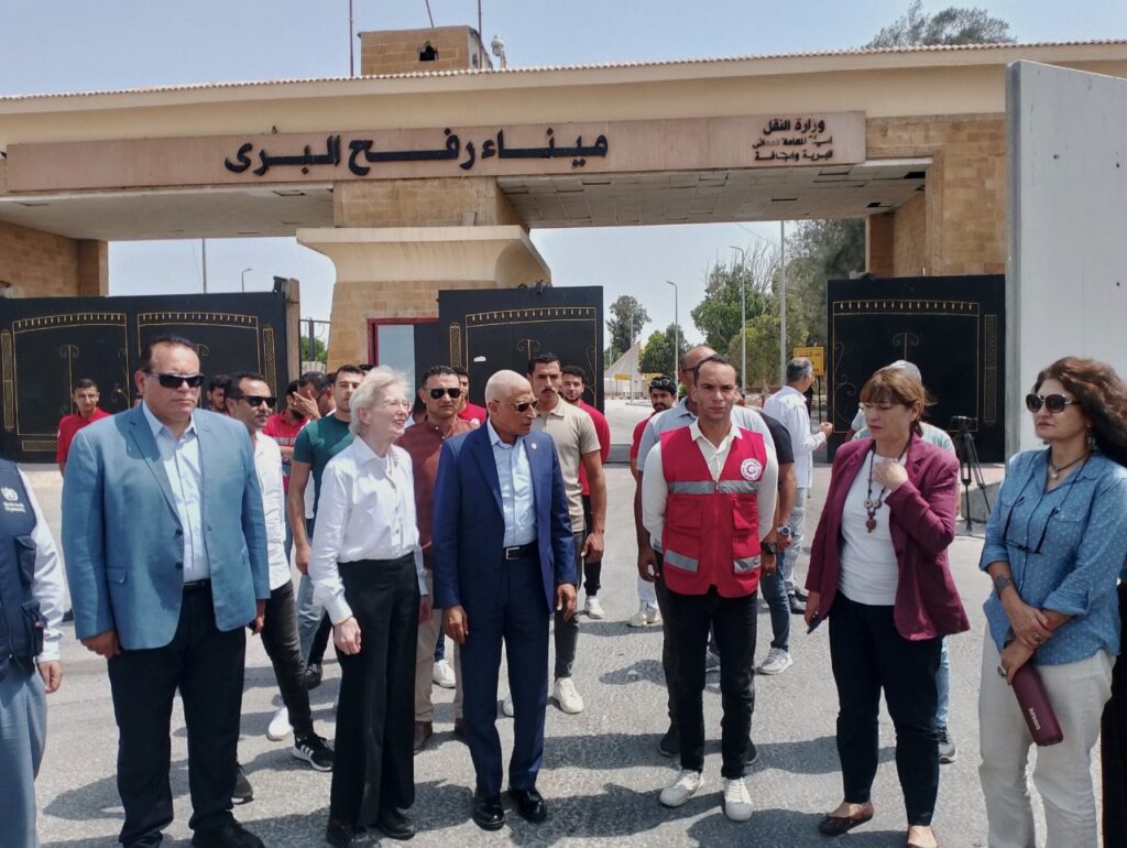 جانب من زيارة وفد الحكماء إلى معبر رفح البري