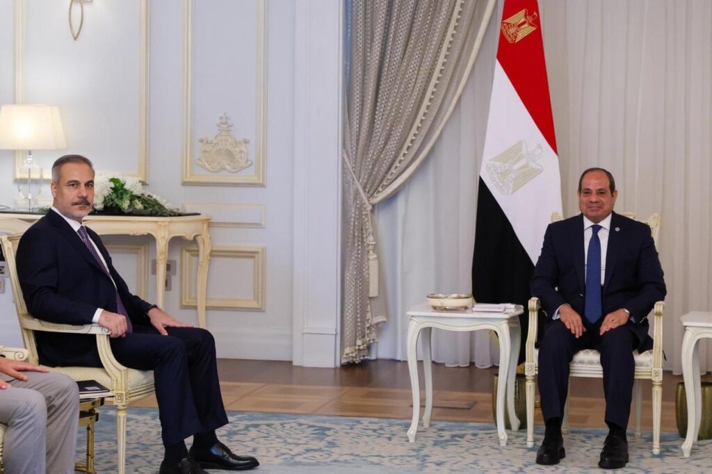 استقبل الرئيس المصري عبد الفتاح السيسي، السبت، وزير الخارجية التركي هاكان فيدان