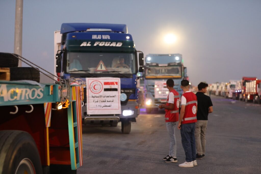 جانب من دخول المساعدات