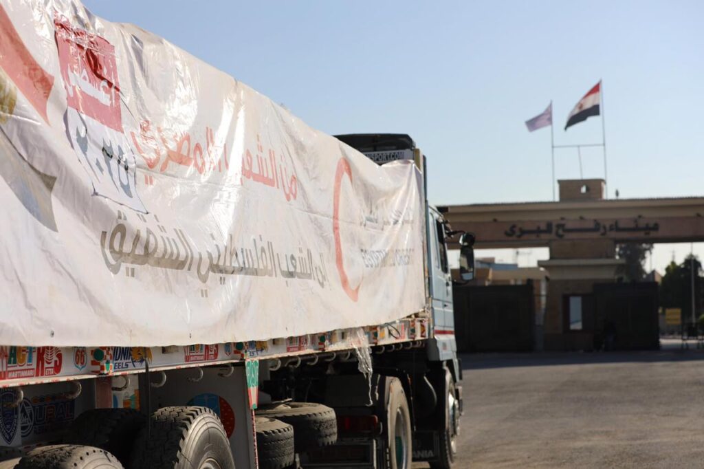 جانب من دخول قافلة زاد العزة عبر بوابة معبر رفح البري