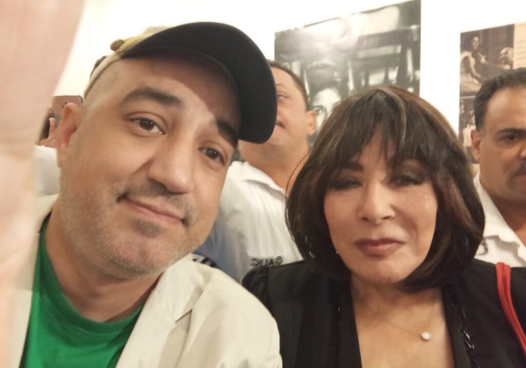 لقاء للصحفي مع الفنانة لبنى عبد العزيز أثناء توجدها للتكريم