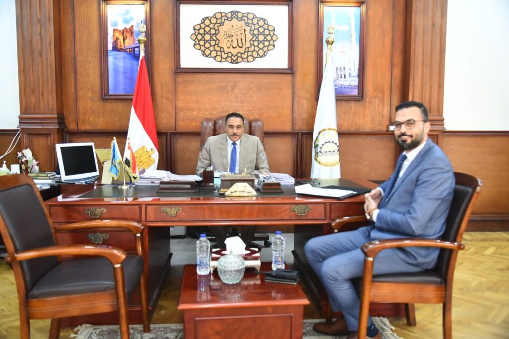 محافظ مطروح خلال لقائه مع وكيل وزارة الصحة بمطروح