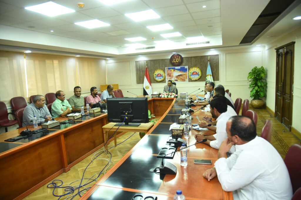 محافظ مطروح خلال لقائه مع أهالي مدينة الضبعة