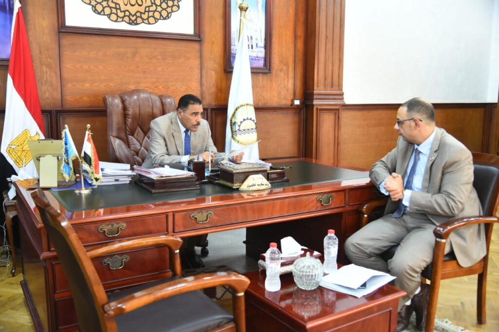 اللواء خالد شعيب محافظ مطروح خلال لقائه مع مدير جهاز المشروعات الصغيرة بمطروح
