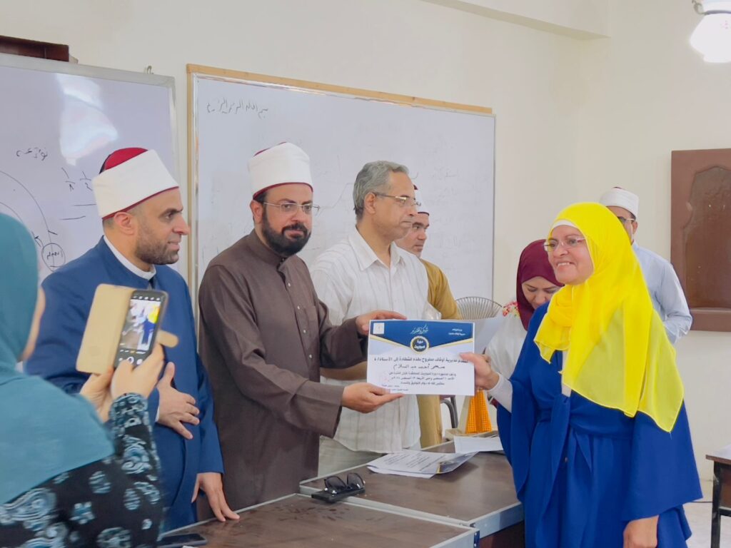 مدير أوقاف مطروح خلال تكريم إحدى الفائزات ضمن الفعالية