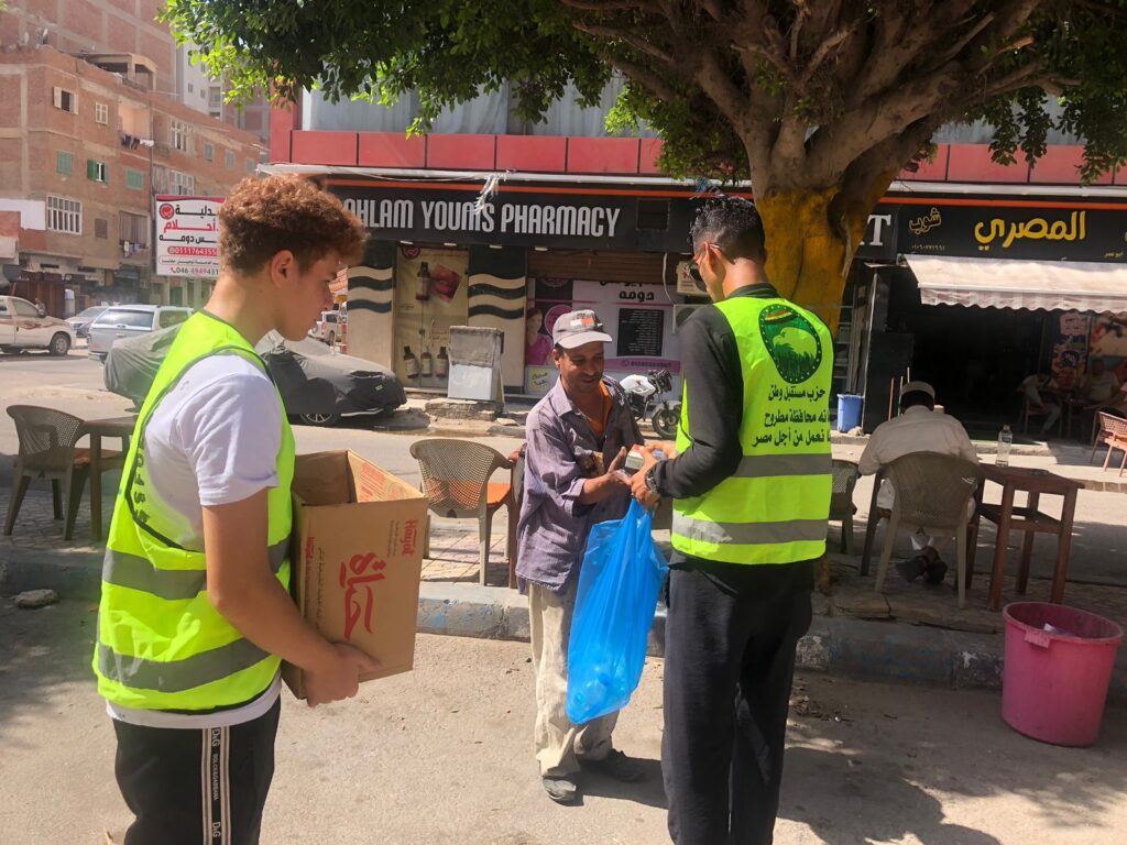 بسبب الموجة الحارة .. مستقبل وطن مطروح يوزع المياه والعصائر المثلجة على المواطنين في الشوارع