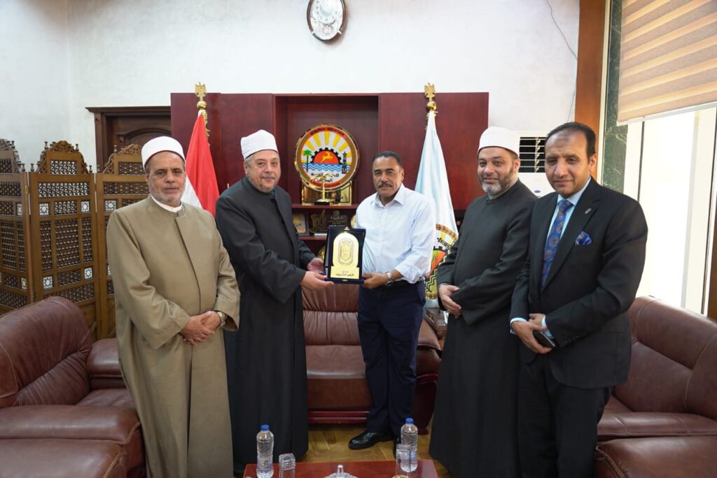 محافظ مطروح خلال لقائه رئيس قطاع المعاهد الأزهرية