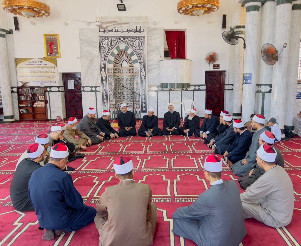 أئمة وعلماء أوقاف مطروح خلال لقائهم مع مدير عام مديرية الأوقاف