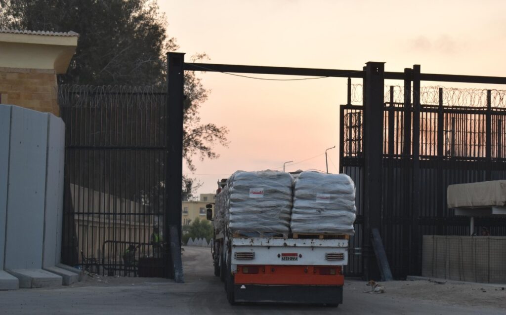 جانب من دخول المساعدات الإنسانية عبر بوابة معبر رفح البري
