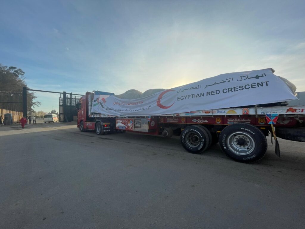 جانب من دخول المساعدات عبر بوابة رفح إلى معبر كرم أبوسالم