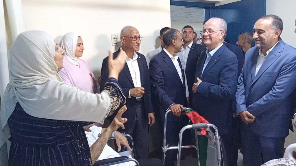 جانب من زيارة الجرحى الفلسطينيين في مستشفى العريش العام
