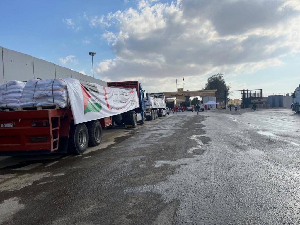 جانب من المساعدات أمام معبر رفح البري