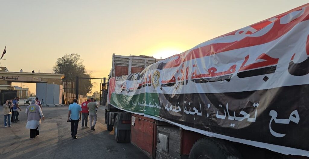 جانب من دخول الشاحنات من معبر رفح البري