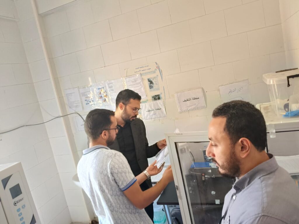 وكيل وزارة الصحة بمطروح خلال متابعة الخدمات الطبية الجديدة بالساحل الشمالي