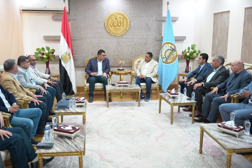 وزير الإسكان ومحافظ مطروح يجتمعان مع رؤساء القطاعات للوقوف على المشروعات في محافظة مطروح